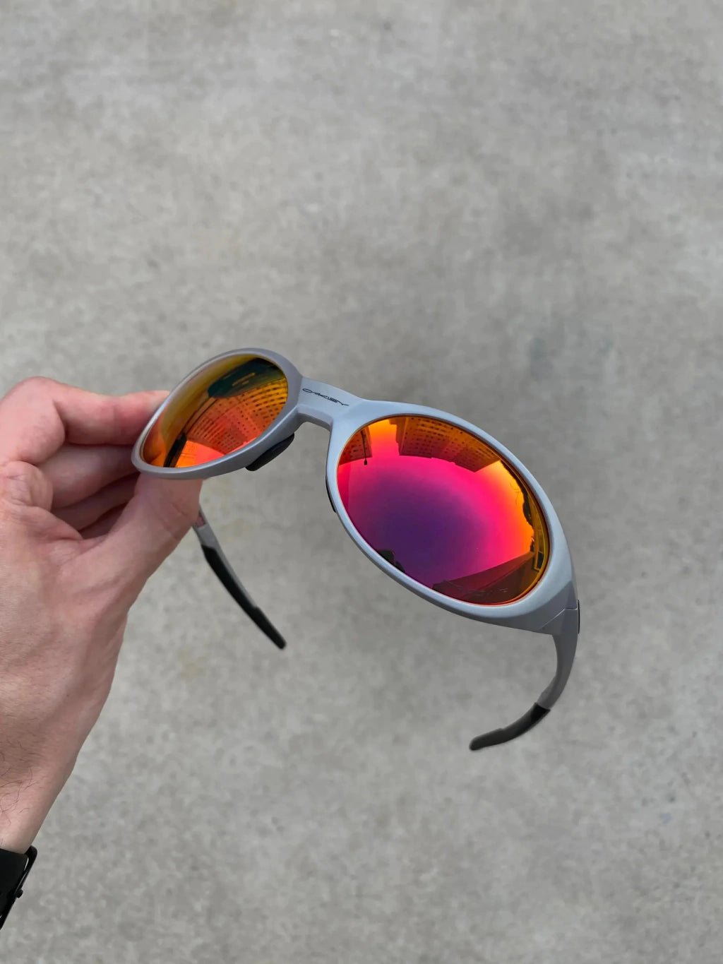 Eye Jacket Gray - Lentes Dark Ruby