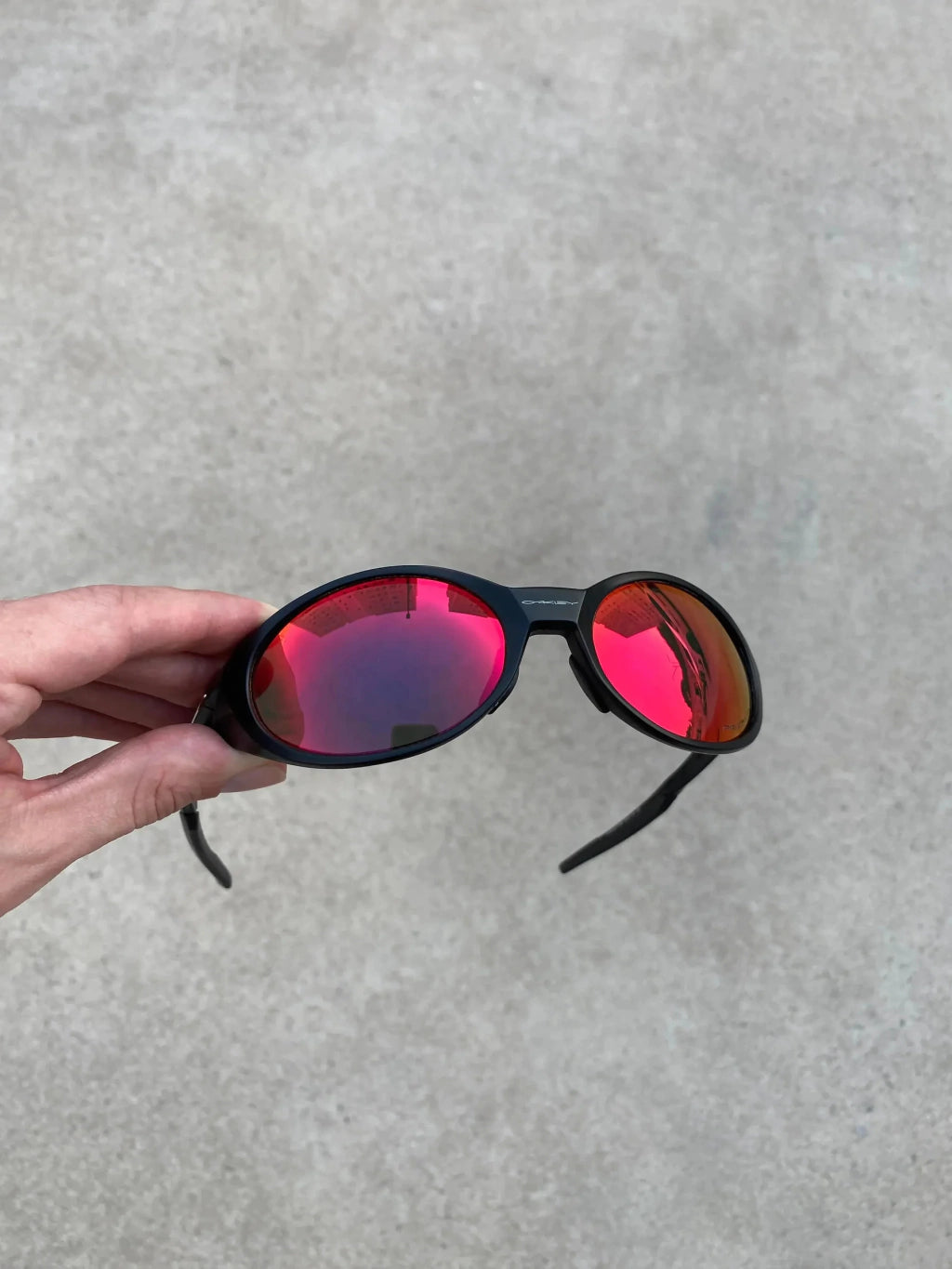 Eye Jacket Black - Lentes Dark Ruby